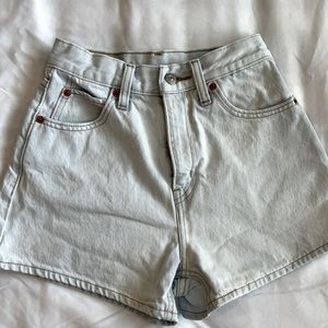 Women’s Levi high rise light wash shorts size 25